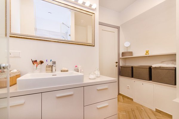 bathroom storage organisation